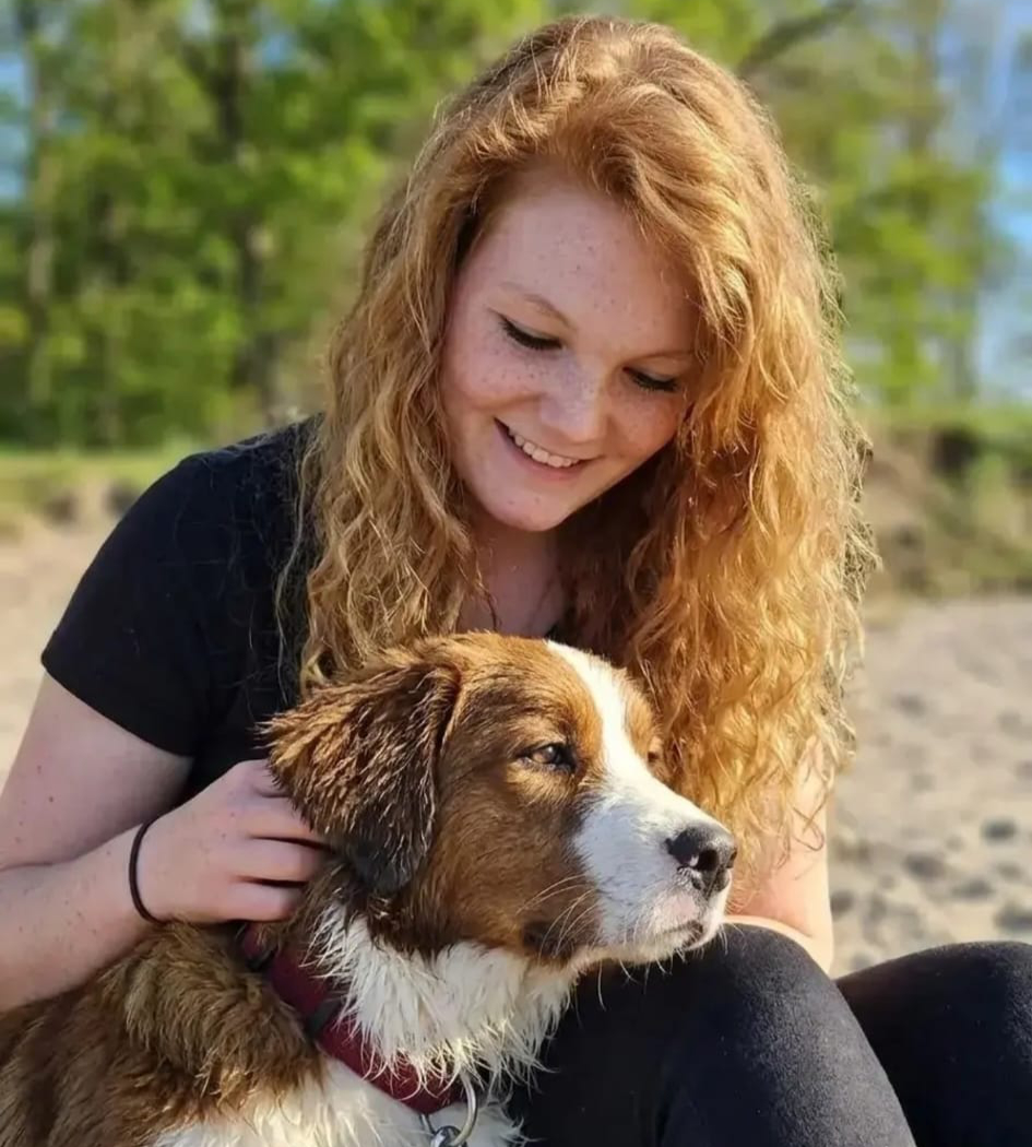 Bailey kuschelt mit seinem Frauchen